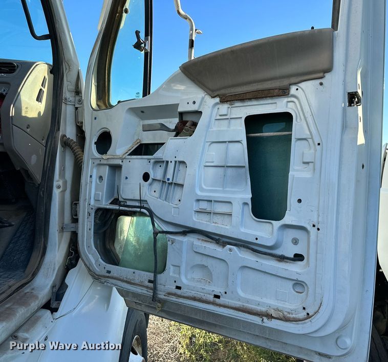 image for item DQ1448 2007 Sterling  semi truck