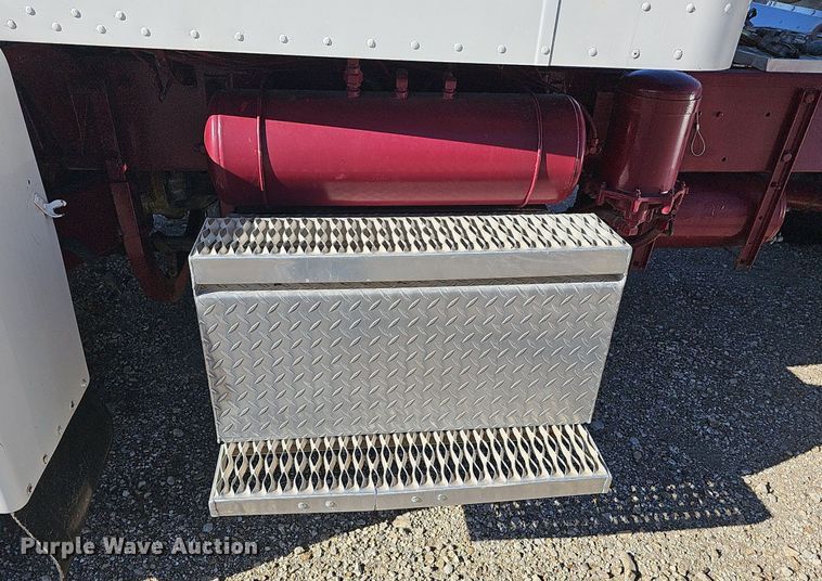 image for item DR5803 1992 Peterbilt 375  semi truck