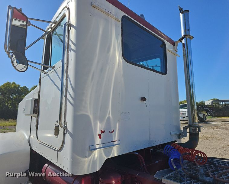 image for item DR5803 1992 Peterbilt 375  semi truck