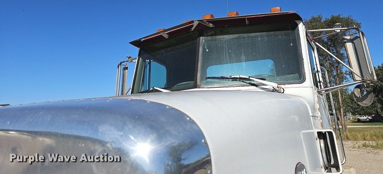 image for item DR5803 1992 Peterbilt 375  semi truck