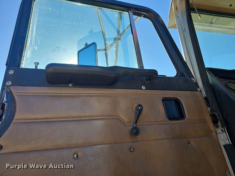 image for item DR5803 1992 Peterbilt 375  semi truck