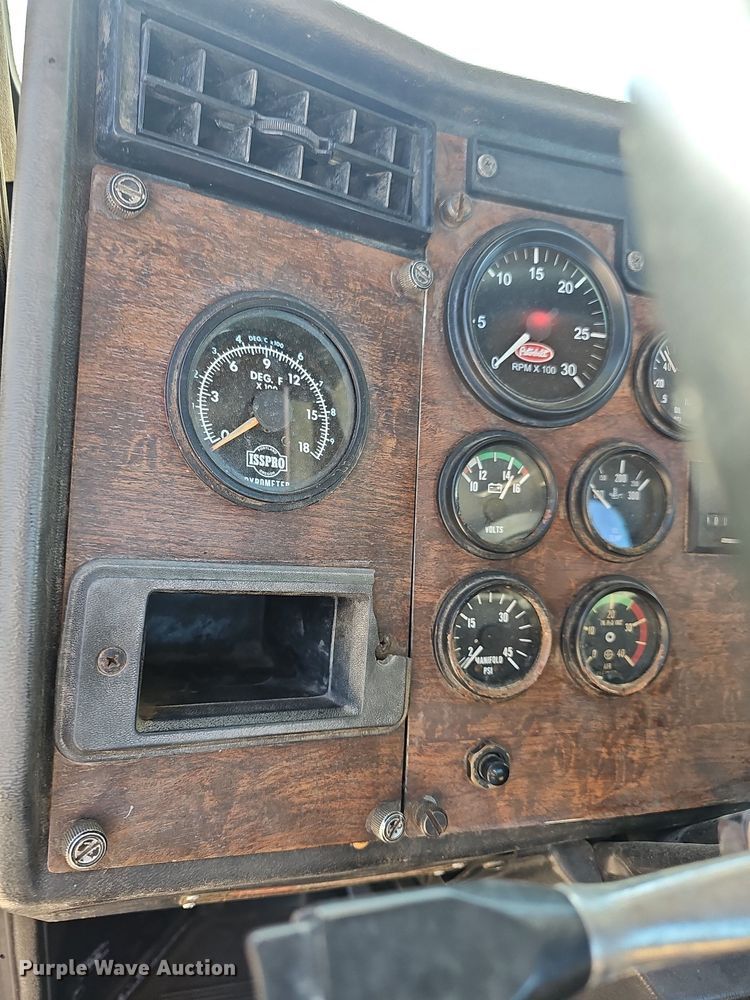 image for item DR5803 1992 Peterbilt 375  semi truck