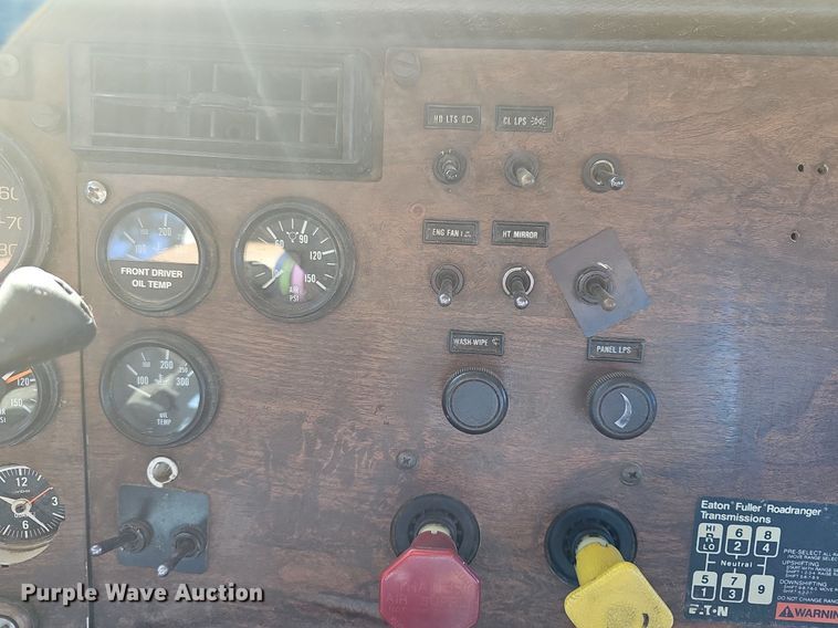 image for item DR5803 1992 Peterbilt 375  semi truck