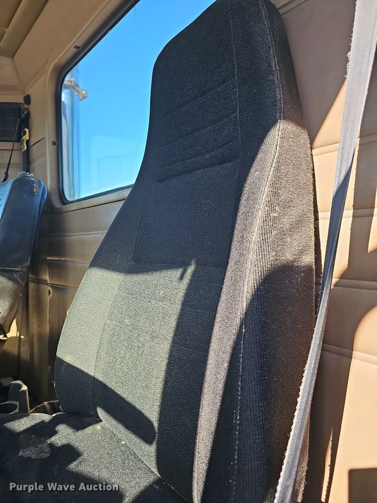 image for item DR5803 1992 Peterbilt 375  semi truck