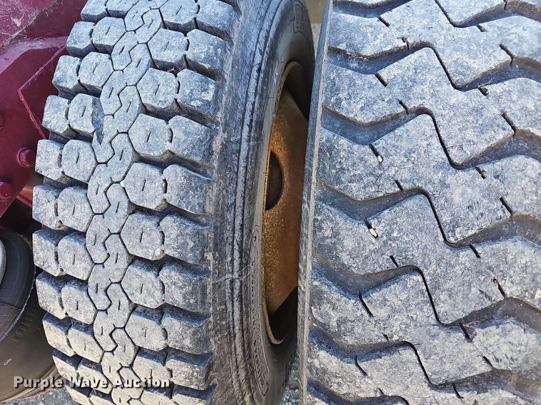 image for item DR5803 1992 Peterbilt 375  semi truck