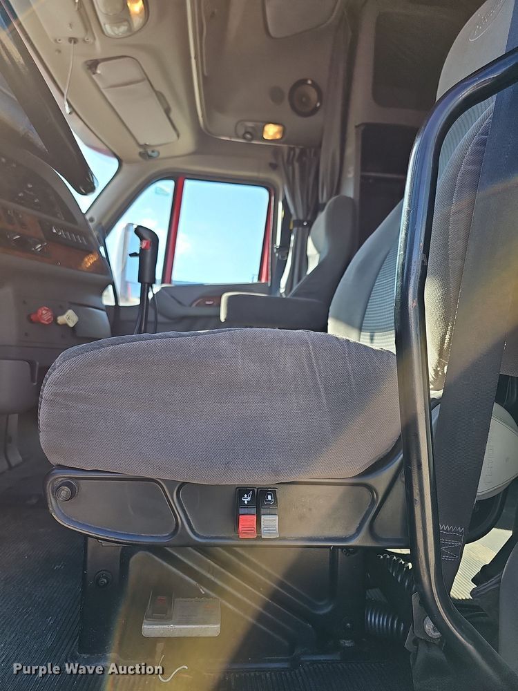 image for item DR5858 2012 Peterbilt 587  semi truck