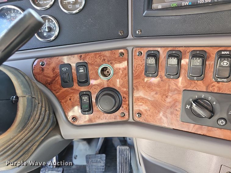 image for item DR5858 2012 Peterbilt 587  semi truck