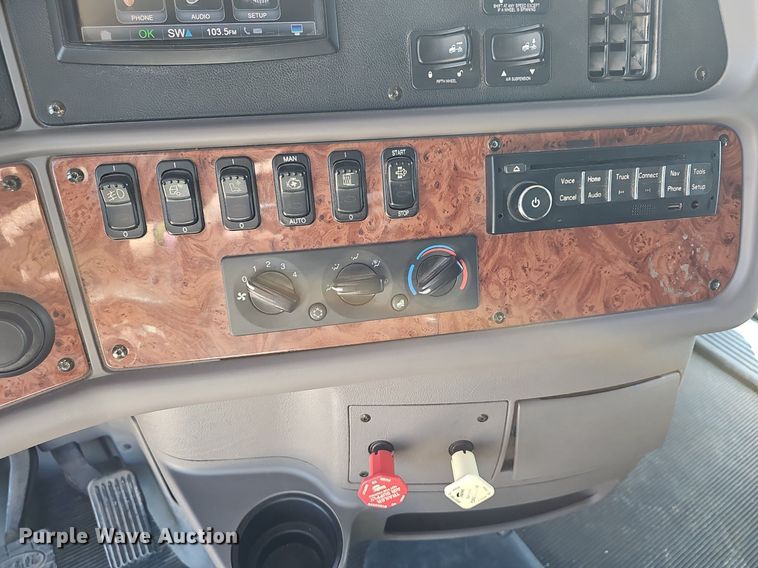 image for item DR5858 2012 Peterbilt 587  semi truck