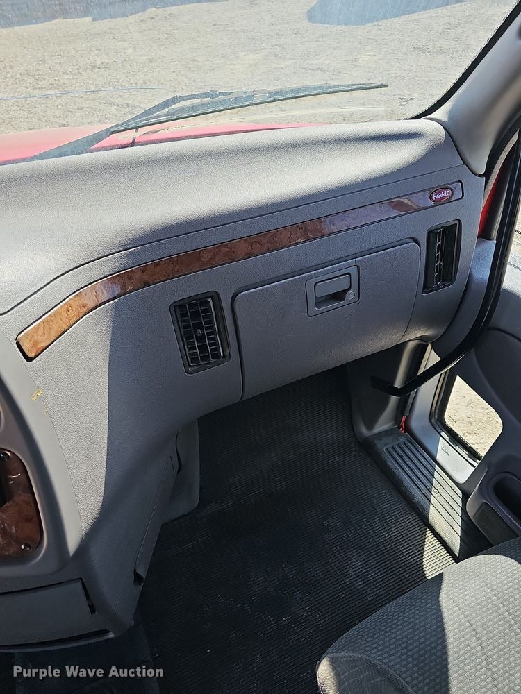 image for item DR5858 2012 Peterbilt 587  semi truck