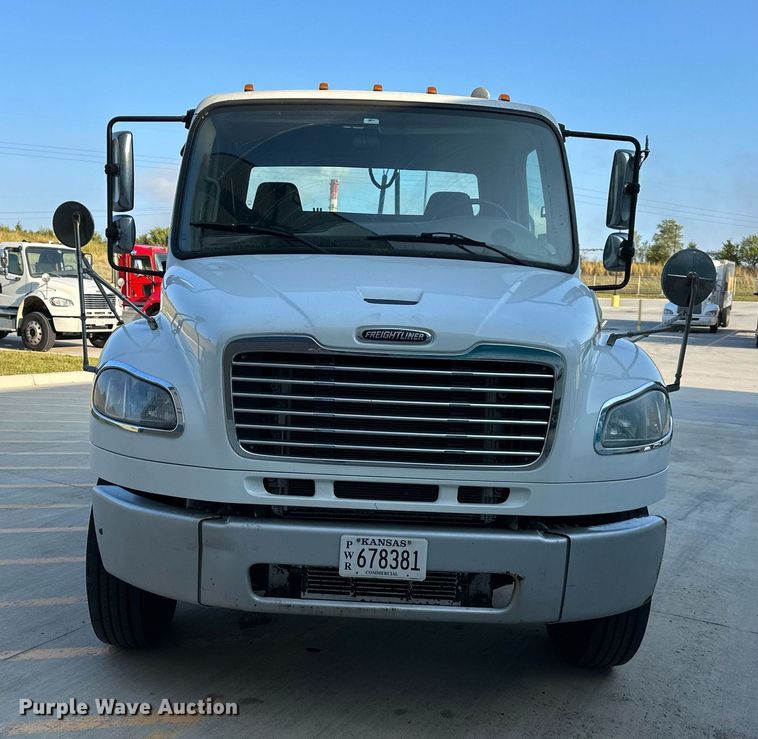 image for item DV1009 2013 Freightliner M2 semi truck