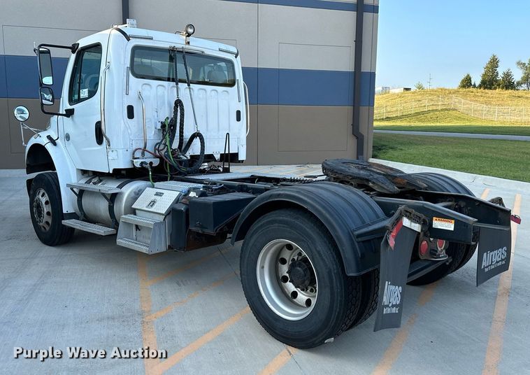 image for item DV1009 2013 Freightliner M2 semi truck