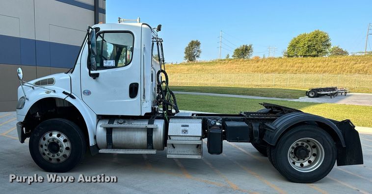 image for item DV1009 2013 Freightliner M2 semi truck