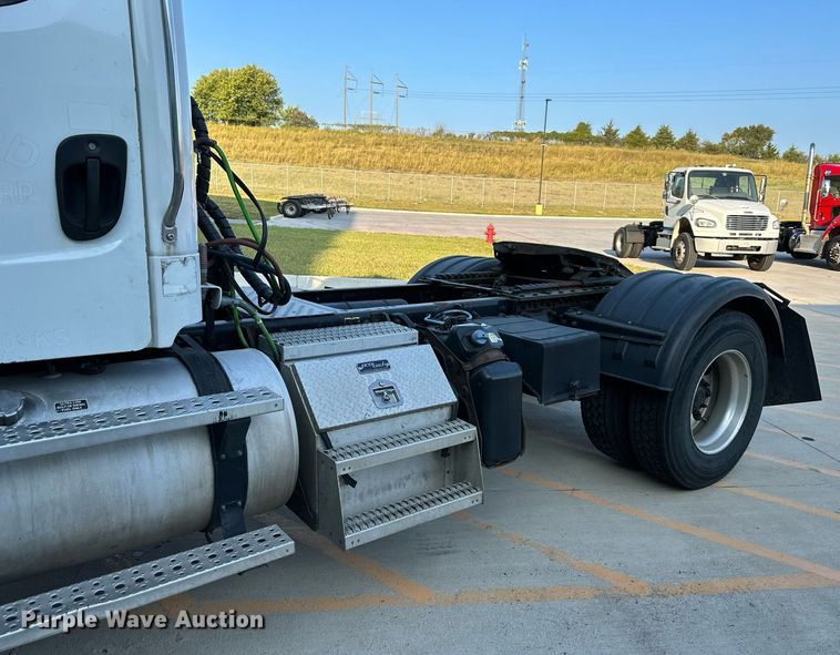 image for item DV1009 2013 Freightliner M2 semi truck