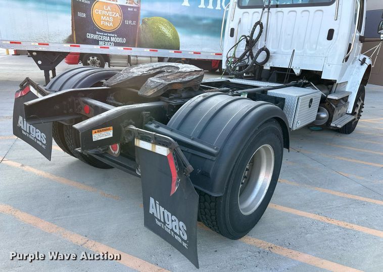 image for item DV1009 2013 Freightliner M2 semi truck