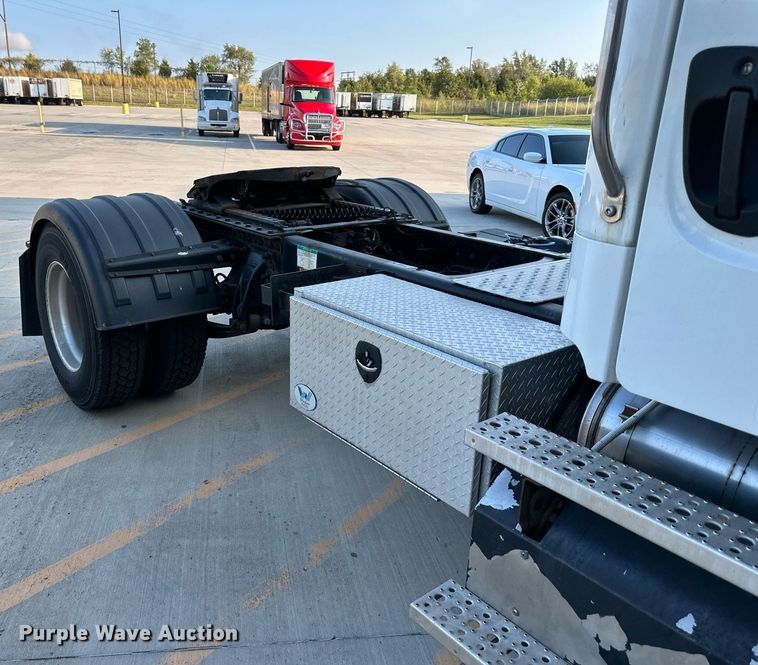 image for item DV1009 2013 Freightliner M2 semi truck