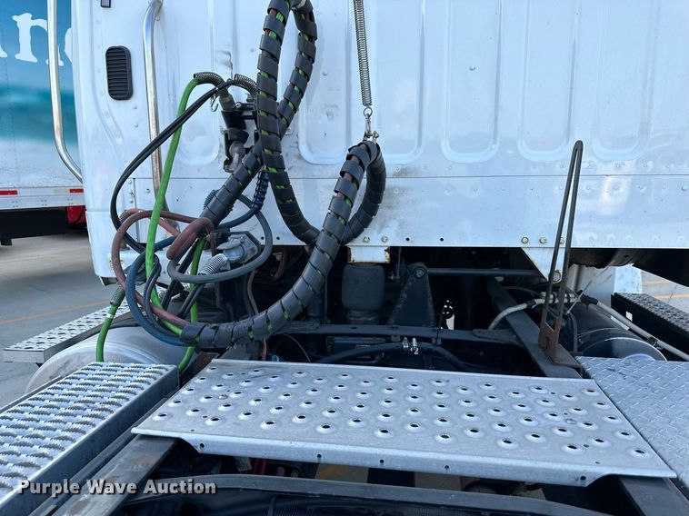 image for item DV1009 2013 Freightliner M2 semi truck