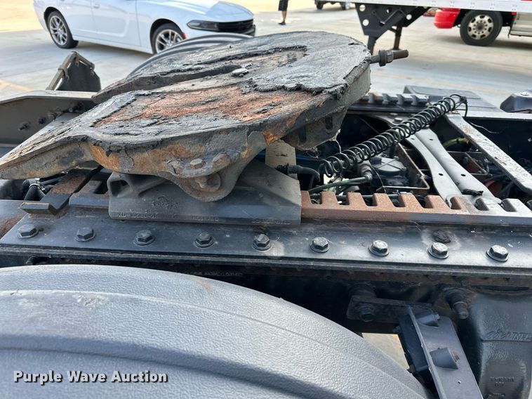 image for item DV1009 2013 Freightliner M2 semi truck