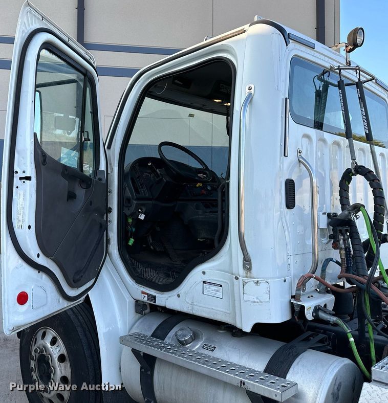 image for item DV1009 2013 Freightliner M2 semi truck