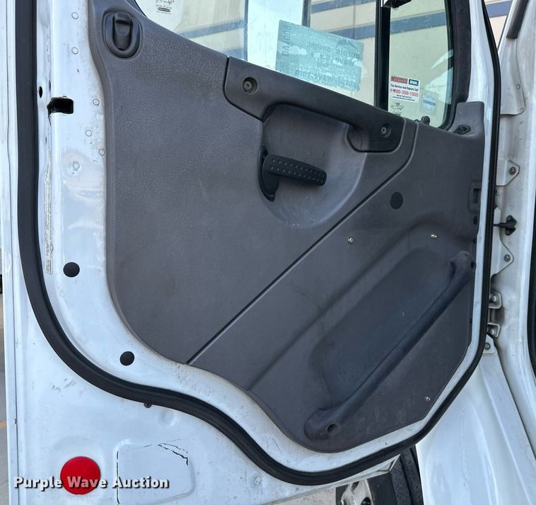 image for item DV1009 2013 Freightliner M2 semi truck