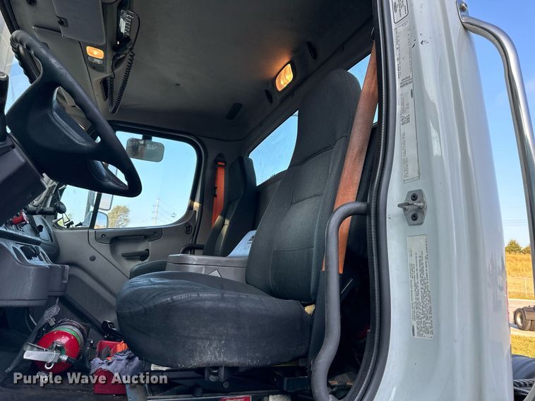 image for item DV1009 2013 Freightliner M2 semi truck