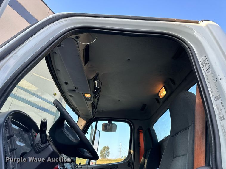 image for item DV1009 2013 Freightliner M2 semi truck