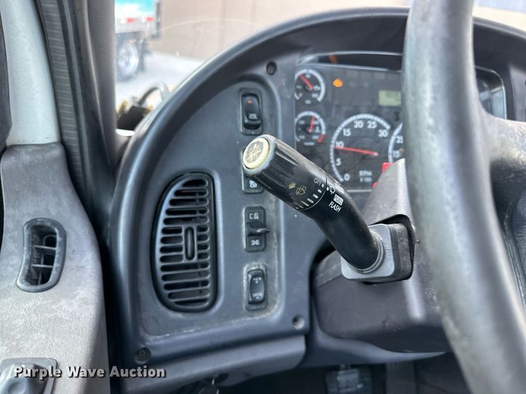 image for item DV1009 2013 Freightliner M2 semi truck