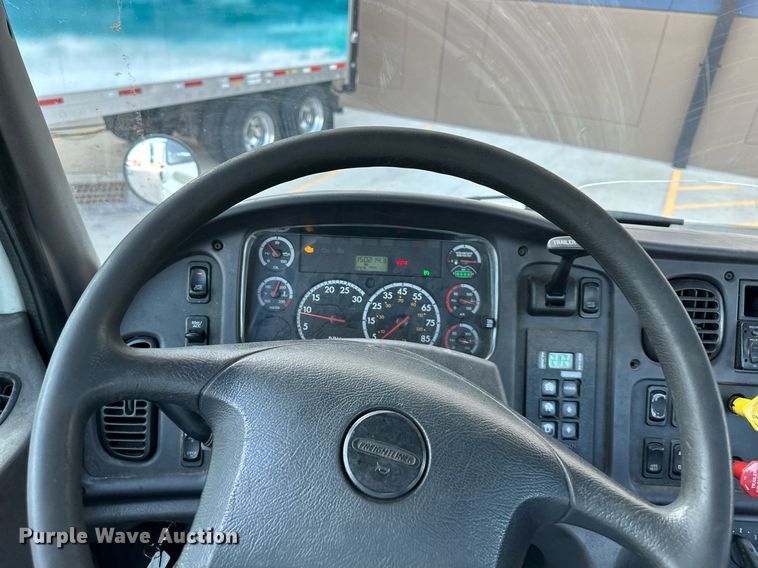 image for item DV1009 2013 Freightliner M2 semi truck