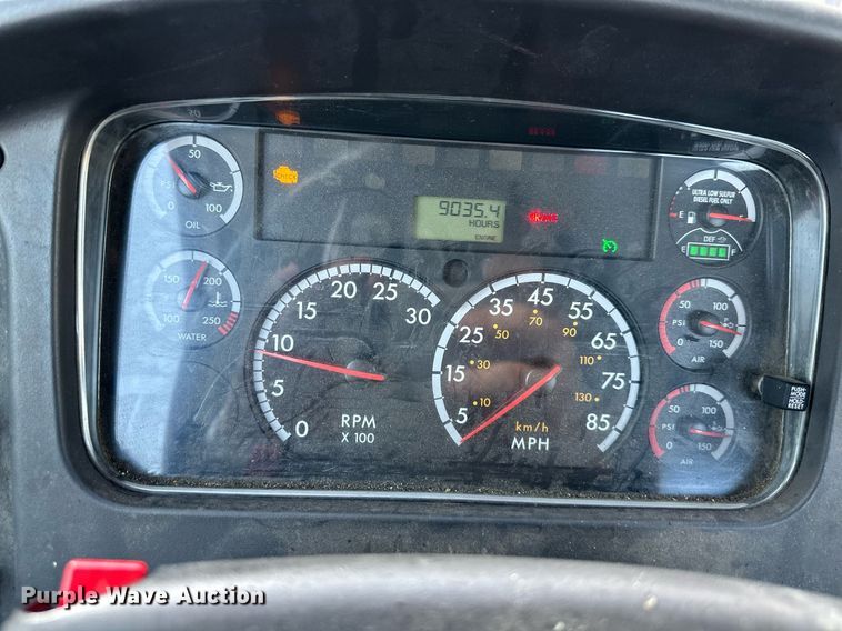 image for item DV1009 2013 Freightliner M2 semi truck