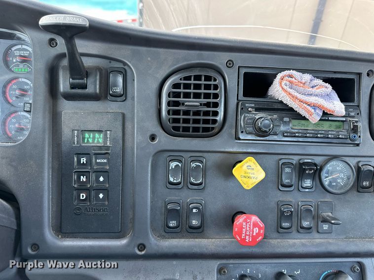 image for item DV1009 2013 Freightliner M2 semi truck