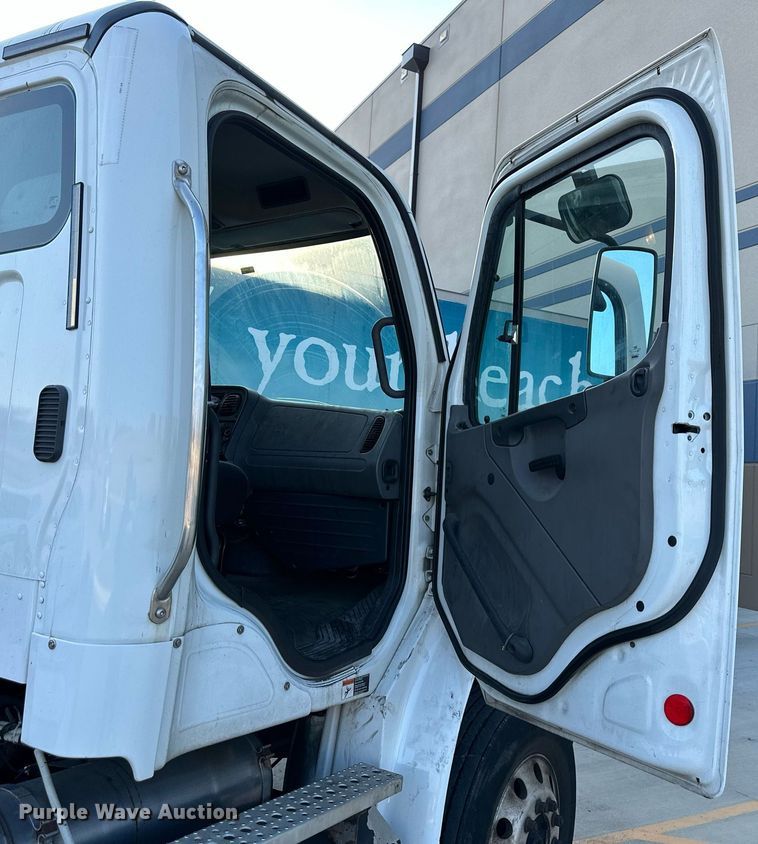 image for item DV1009 2013 Freightliner M2 semi truck