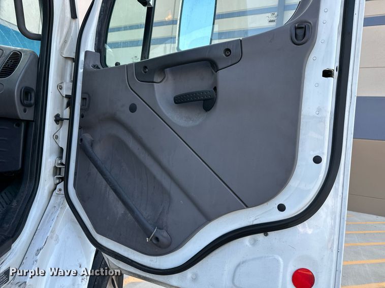 image for item DV1009 2013 Freightliner M2 semi truck