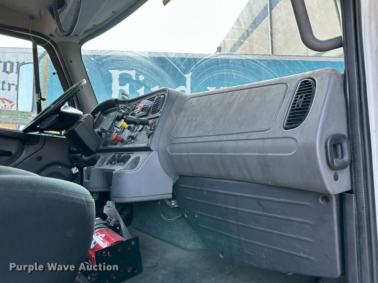 image for item DV1009 2013 Freightliner M2 semi truck