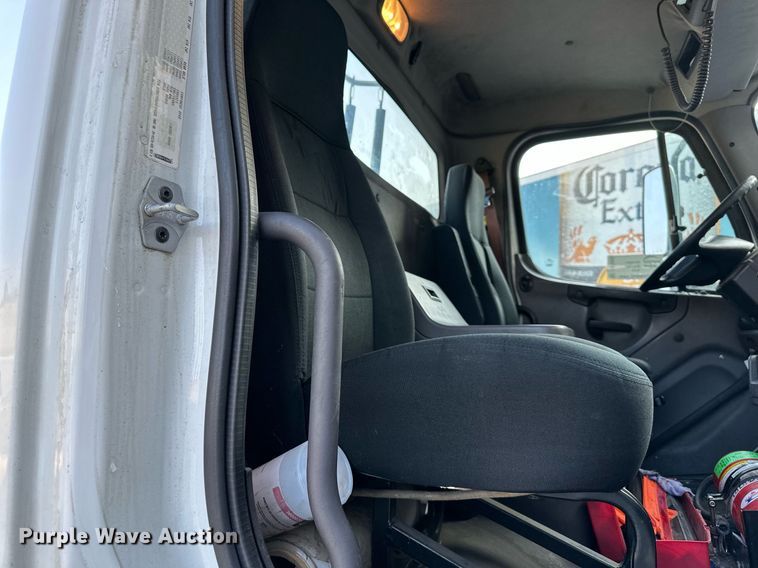 image for item DV1009 2013 Freightliner M2 semi truck