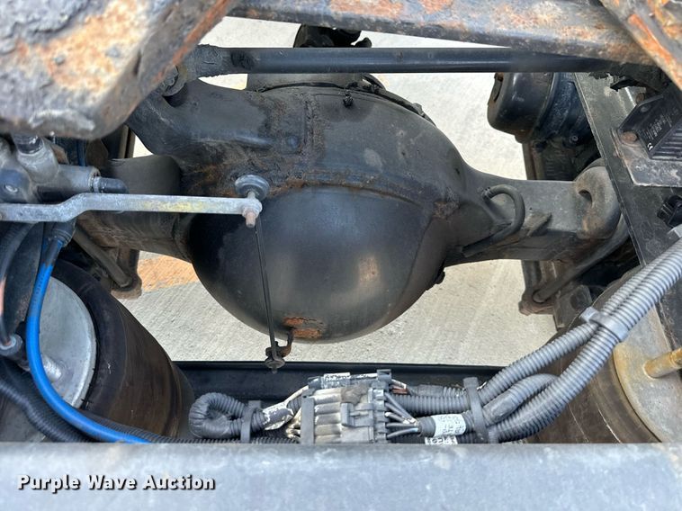 image for item DV1009 2013 Freightliner M2 semi truck