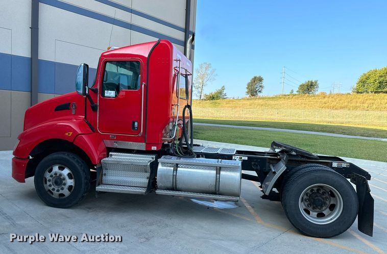image for item DV1010 2016 Kenworth T400 semi truck