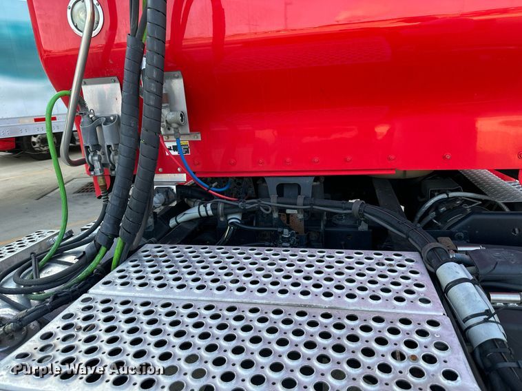 image for item DV1010 2016 Kenworth T400 semi truck