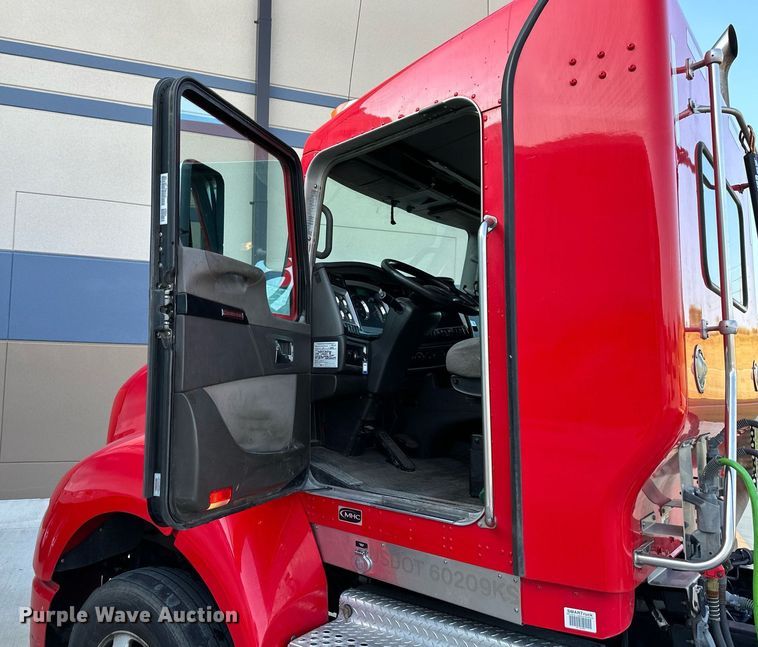 image for item DV1010 2016 Kenworth T400 semi truck