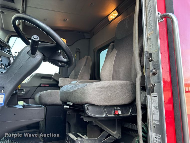 image for item DV1010 2016 Kenworth T400 semi truck