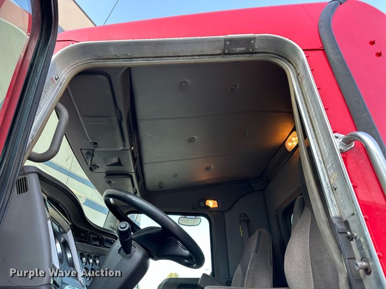 image for item DV1010 2016 Kenworth T400 semi truck