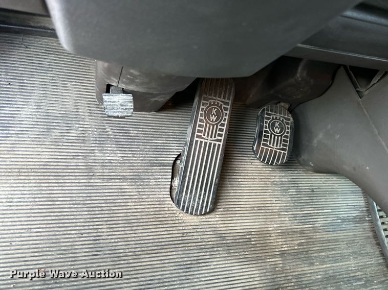 image for item DV1010 2016 Kenworth T400 semi truck