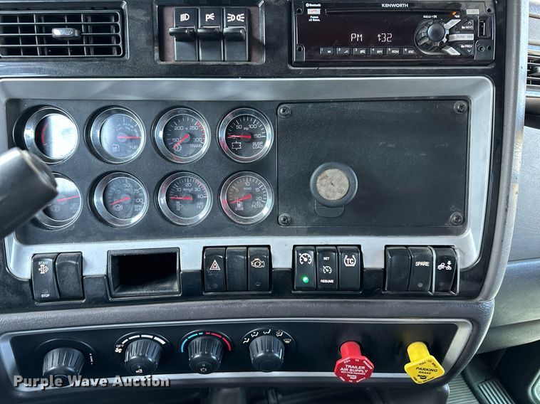 image for item DV1010 2016 Kenworth T400 semi truck