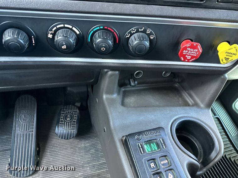 image for item DV1010 2016 Kenworth T400 semi truck