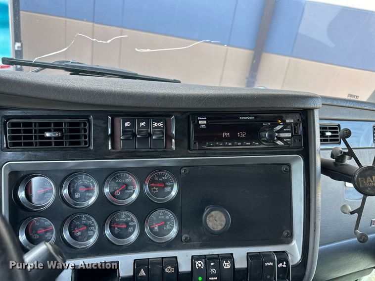 image for item DV1010 2016 Kenworth T400 semi truck