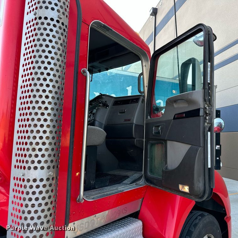 image for item DV1010 2016 Kenworth T400 semi truck