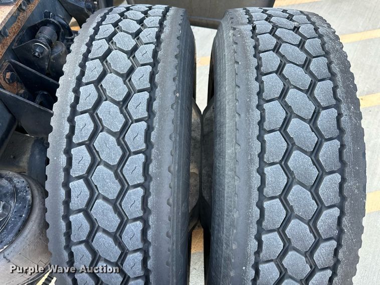 image for item DV1010 2016 Kenworth T400 semi truck