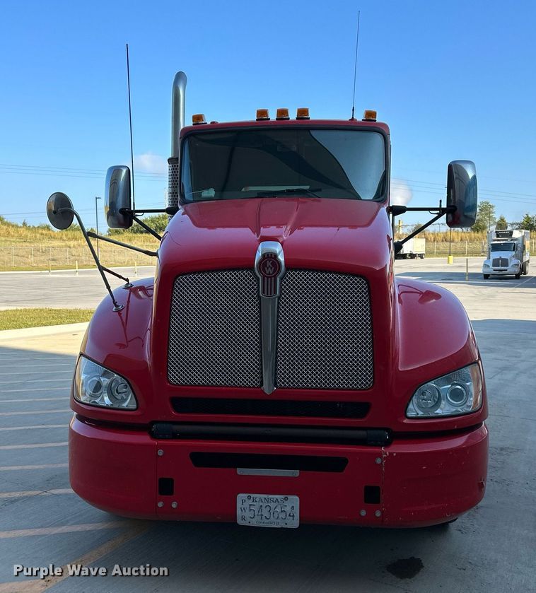 image for item DV1011 2016 Kenworth T400 semi truck