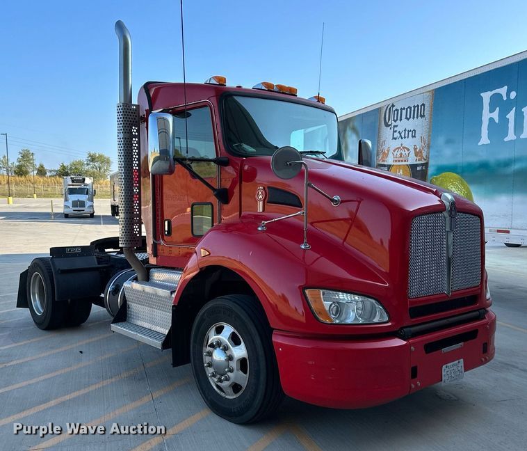 image for item DV1011 2016 Kenworth T400 semi truck