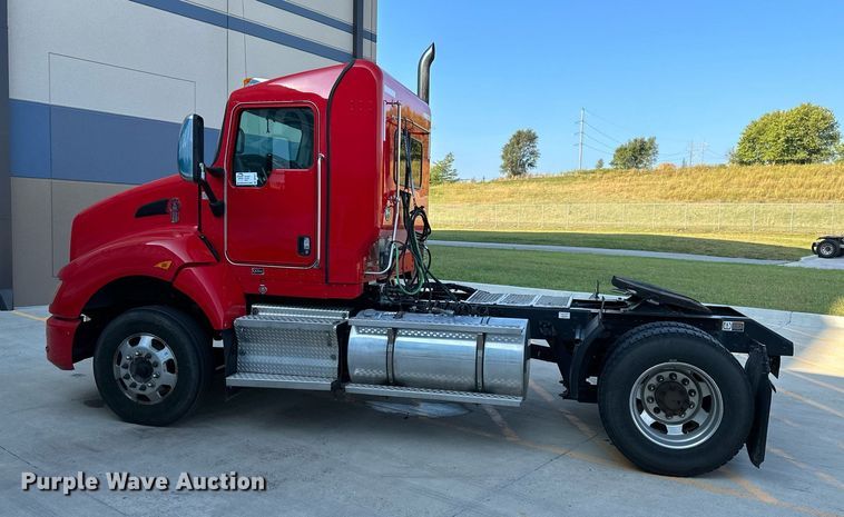 image for item DV1011 2016 Kenworth T400 semi truck