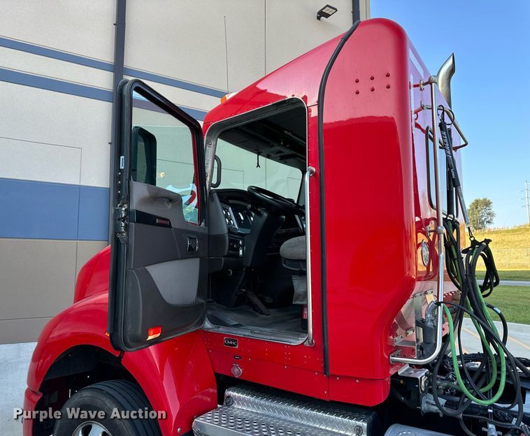 image for item DV1011 2016 Kenworth T400 semi truck
