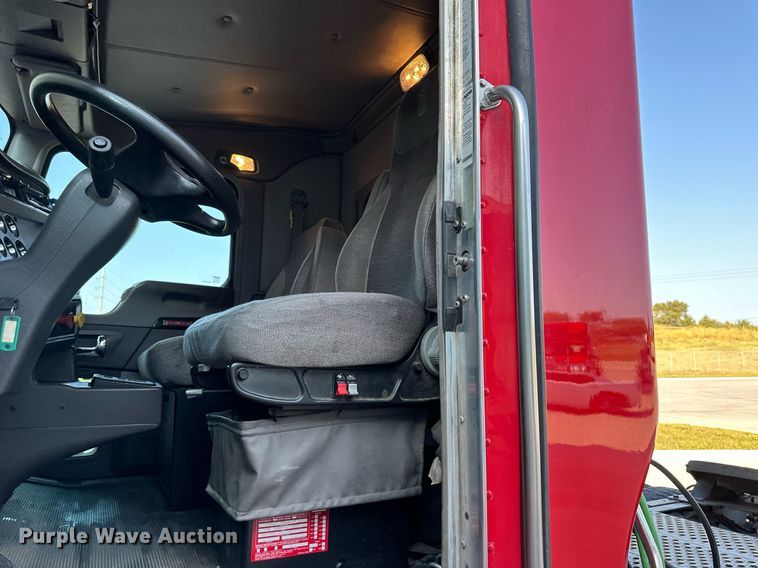 image for item DV1011 2016 Kenworth T400 semi truck